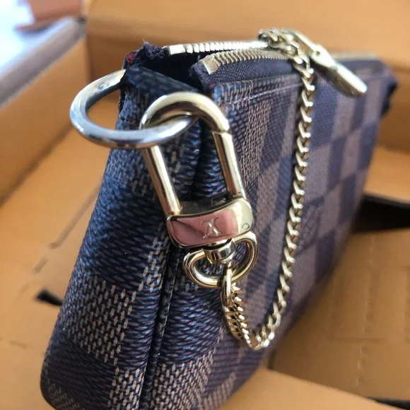 Louis Vuitton LV Mini Pouchette - Picture 4 of 8